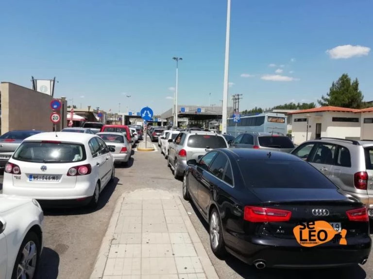 Ουρές τουριστών στο τελωνείο των Ευζώνων – Οι Βαλκάνιοι ψηφίζουν και φέτος Ελλάδα (εικόνες)